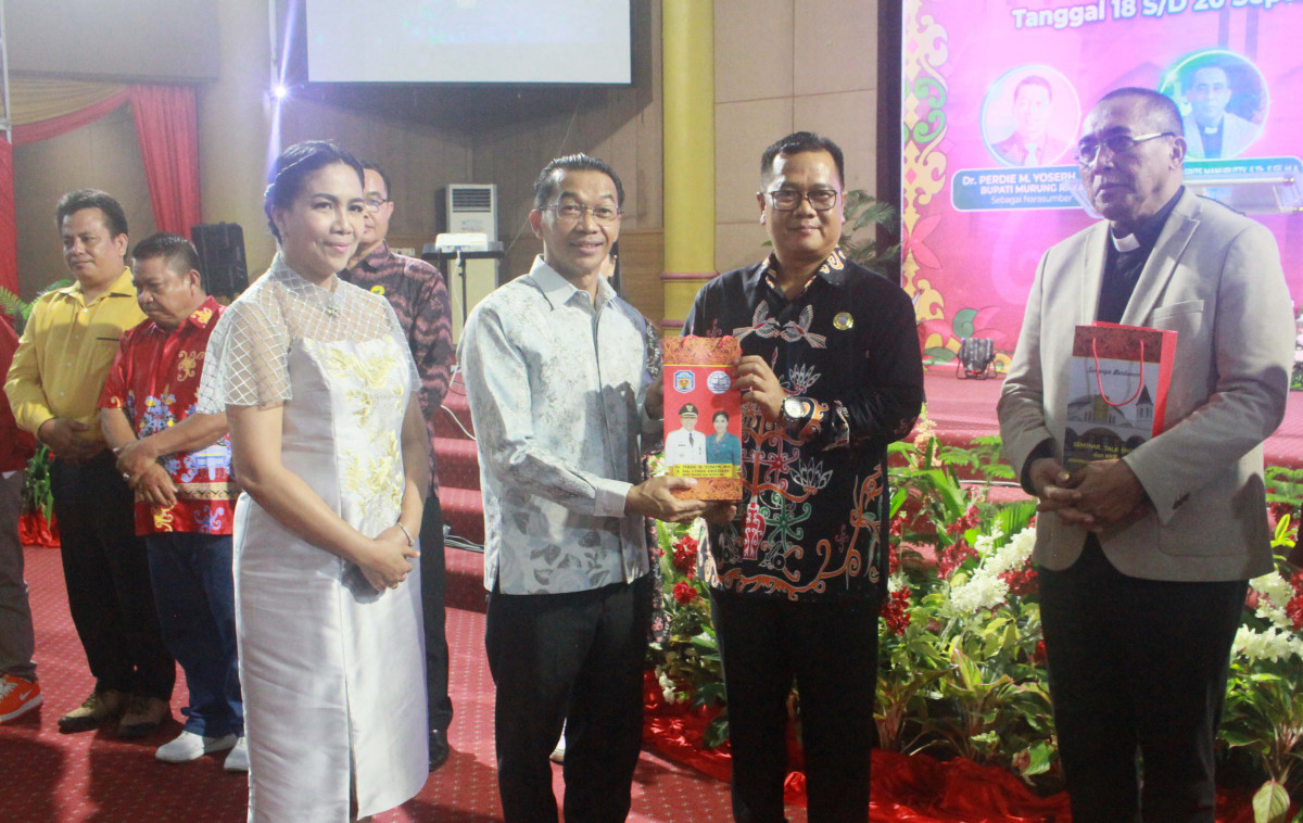 Bupati Mura, Perdie M Yoseph didampingi isteri saat menyerahkan cendra mata kepada ketua PGIW Kalteng di acara Persekutuan Hamba Tuhan Se-Kalimantan Tengah (Kalteng)