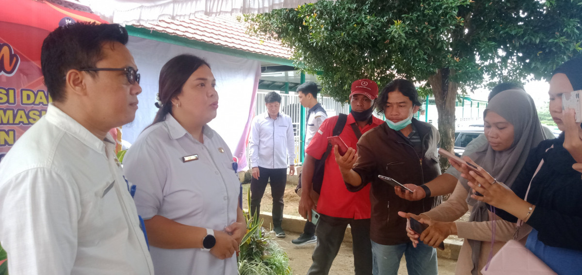 Kepala UPTD RSUD Puruk Cahu, dr.Debie Seregar saat di wawancarai usai peresmian Gudang paramasi dan Rumah Oksigen (1) (1)